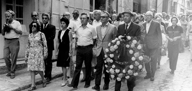 Des survivants escortent le cercueil jusqu'au cimetière latin lors de l'enterrement d'Oskar Schindler à Jérusalem, 1974