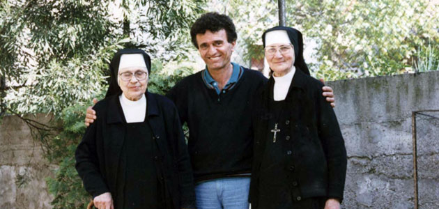 חסידות אומות העולם ז'ורין ססיליה (מימין) ומריה פירוביץ' (משמאל) עם הניצול אברהם אלבהרי, ספליט, 1988