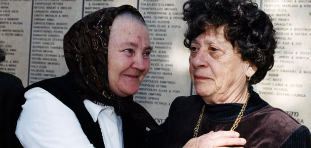Blanka (Deutsch) Buntzer, rescapée, avec Katarina Dudas, fille d'Anna et Palo Dudas, Justes parmi les Nations. Yad Vashem, 1997
