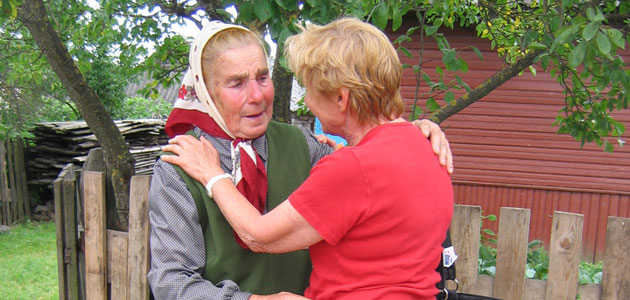La superviviente Esther (Lewin) Ramiel reunida con su salvadora, la Justa de las Naciones Janina Pozniak, Iwje, 2007