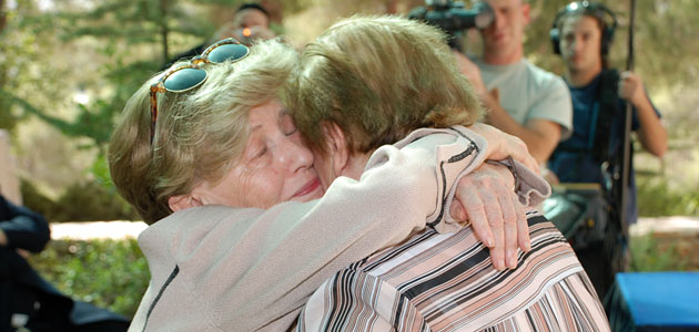 La femme du rabbin Meyer Lamet, rescapé, avec la fille de Stanislaw et Jadwiga Schultz (Szulz), Justes parmi les Nations. Yad Vashem, 2007