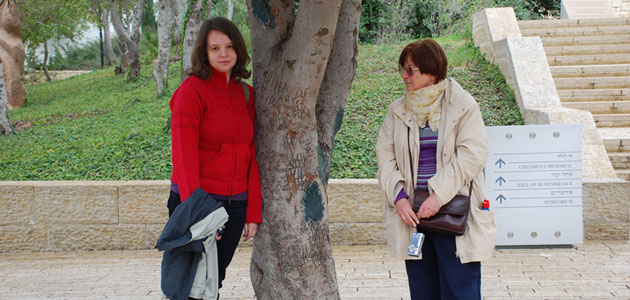 Janina, la fille d'Irena Sendler, en visite à Yad Vashem avec sa fille, le 25 février 2010