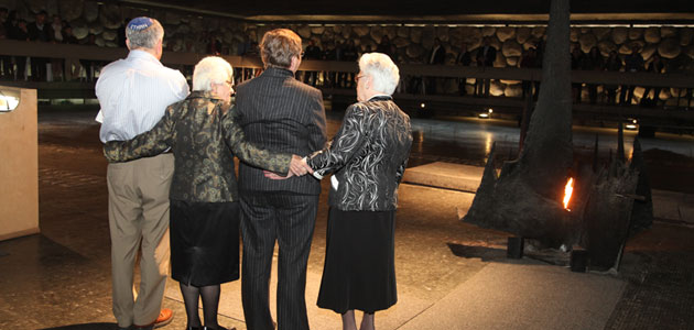 Ceremonia de conmemoración con la participación de (de der. a izq.): la hija del Justo de las Naciones Wojciech Woloszczuk, el embajador de Polonia en Israel, la superviviente Frances Schaff (Feiga Bader), su hijo, Sala del Recuerdo, Yad Vashem, 2011