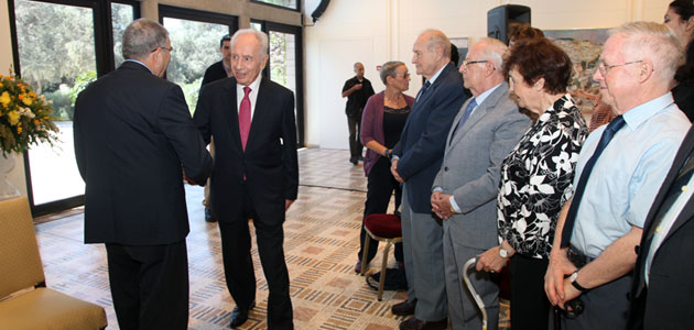 Poignée de main entre le président de l'État d'Israël, Shimon Peres et le président du Comité directeur de Yad Vashem, Avner Shalev