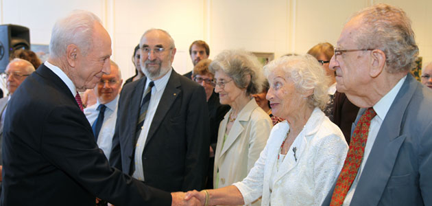 El presidente de Israel, Shimón Peres, saludando a los miembros de la Comisión