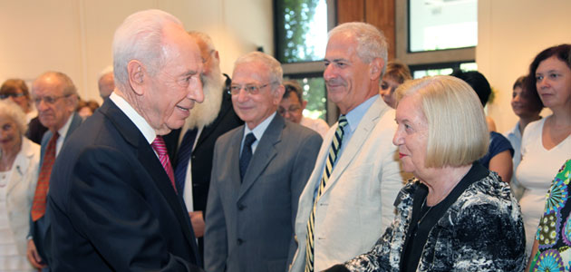 Le président de l'État d'Israël, Shimon Peres, serre la main des membres de la Commission