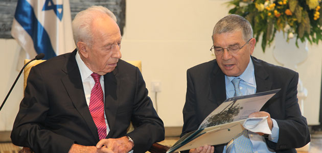 Le président du Comité directeur de Yad Vashem, Avner Shalev, présentant au Président Peres un exemplaire du témoignage de son père, à propos de Charles Coward, Juste parmi les Nations