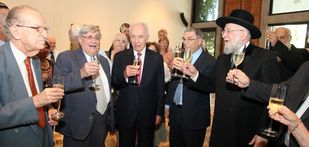 President Peres, Chairman of the Yad Vashem Council Rabbi Israel Meir Lau, Commission Chairman Supreme Court Justice (ret.) Jacob Turkel, Yad Vashem Chairman Avner Shalev and Commission members toast the Righteous program