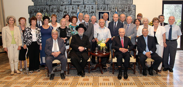 Gruppenfoto mit der Kommission für die Ernennung der Gerechten mit dem Vorsitzenden der Kommission, dem Vorsitzenden des Yad Vashem-Beirats Rabbi Israel Meir Lau, Präsident Peres und dem Vorsitzenden von Yad Vashem, Avner Shalev