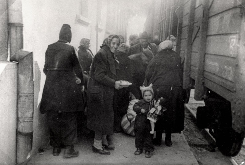 Thrace, mars 1943, des Juifs s'apprêtent à monter à bord d'un train de déportation à destination de Treblinka