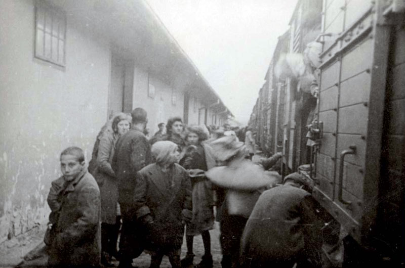 Thrace, mars 1943, des femmes et des enfants s'apprêtent à monter à bord d'un train de déportation à destination de Treblinka