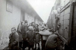 Frauen und Kinder beim Einsteigen in die Deportationszüge nach Treblinka, Thrakien, März 1943