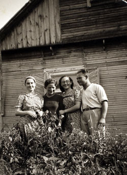 Die Überlebenden Dora (2.v.r., mit Brille) und Shifra (1.v.l.) Reznik (mit freundlicher Genehmigung des United States Holocaust Memorial Museum)