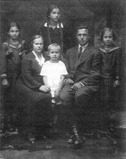 Familie Roztropowicz 1938. v.l. (stehend): Jana, Zosia, Stanka. Sitzend: Natalia, Jerdryk, Józef