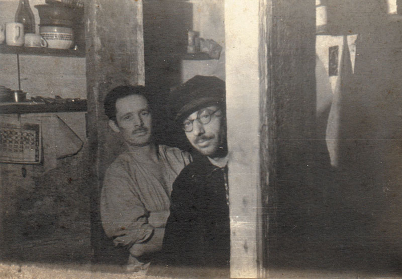Les rescapés dans leur abri. De gauche à droite : Shmerl Skutelski et Iosif Mandelshtam, 1944