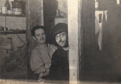 Die Geretteten in ihrem Versteck. V.l.n.r.: Shmerl Skutelski und Iosif Mandelshtam, 1944