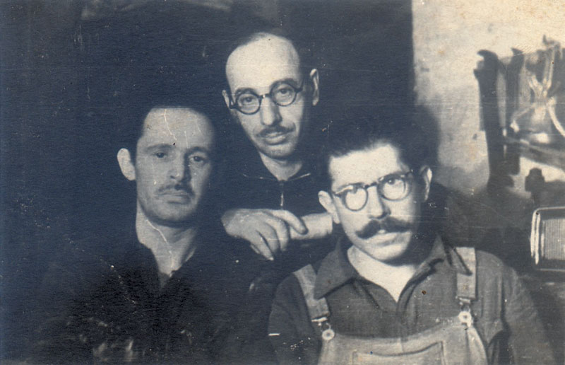 Les rescapés dans leur abri. De gauche à droite : Shmerl Skutelski, Iosif Mandelshtam et Misha Libauer, 1944