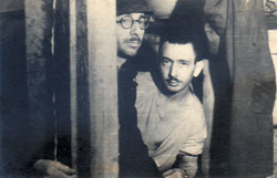 הניצולים במקום המחבוא. משמאל לימין – יוסיף מנדלשטם וקלמן לינקימר, 1944