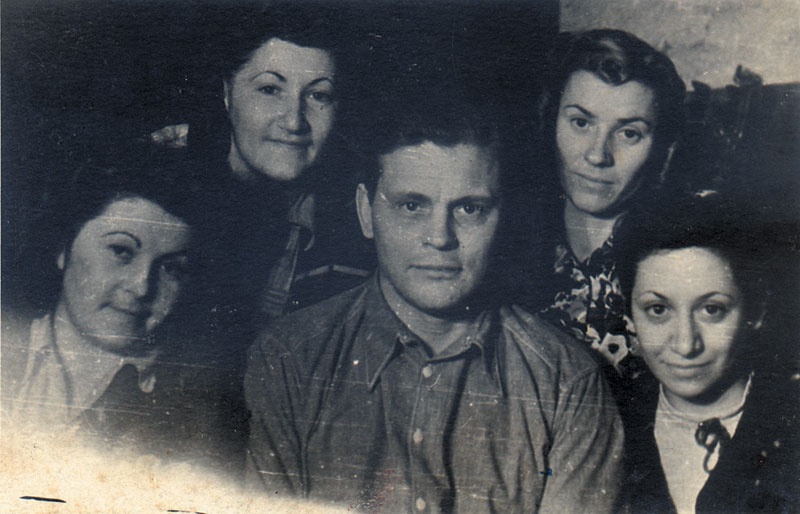 Le sauveteur Robert Seduls est au centre. Autour de lui, de gauche à droite : Rivka Zivcon, Henni Zivcon, Tonya Plokshis (qui n'a pas été sauvée par Seduls) et Hilda Skutelski, 1943