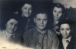 Rescuer Robert Seduls is in the centre. Around him, from left to right, are Rivka Zivcon, Henni Zivcon, Tonya Plokshis (was not saved by the rescuer) and Hilda Skutelski, 1943