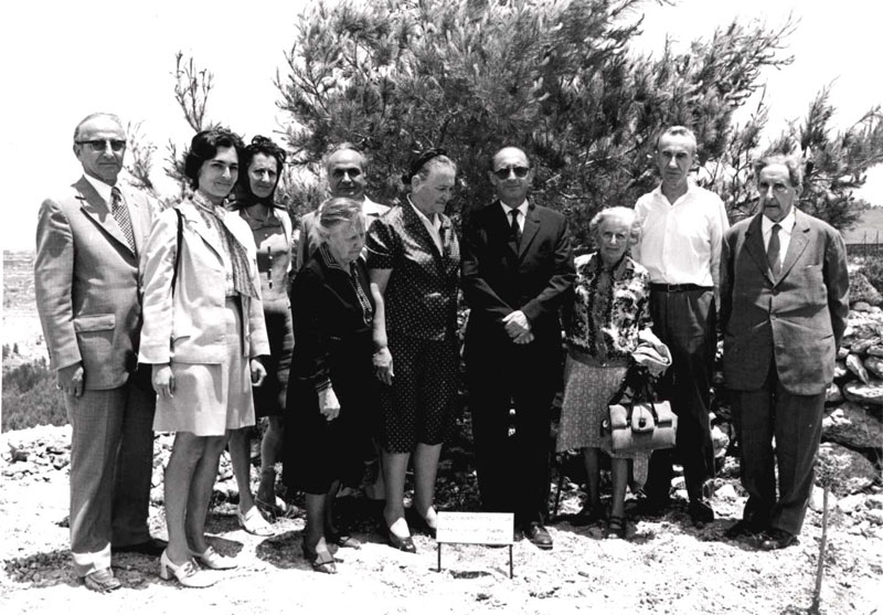 Magda Trocmé en compagnie de survivants près de l'arbre planté en son honneur et en celui de son époux, le pasteur André Trocmé, dans l'Allée des Justes à Yad Vashem