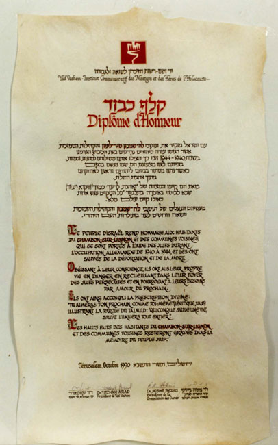 Diplôme d'honneur remis par Yad Vashem au Chambon-sur-Lignon pour l'aide apportée aux Juifs par les habitants de la commune pendant la guerre 