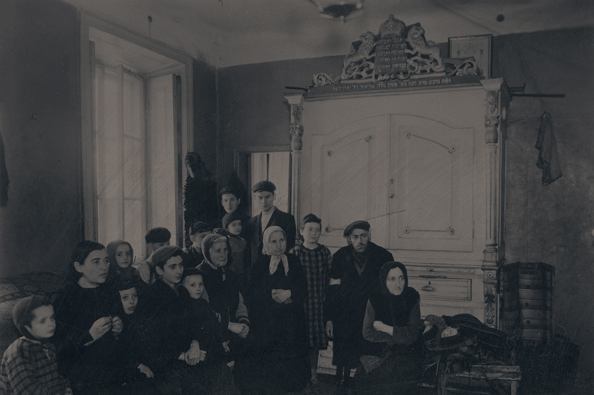 Daily Life in the Warsaw Ghetto