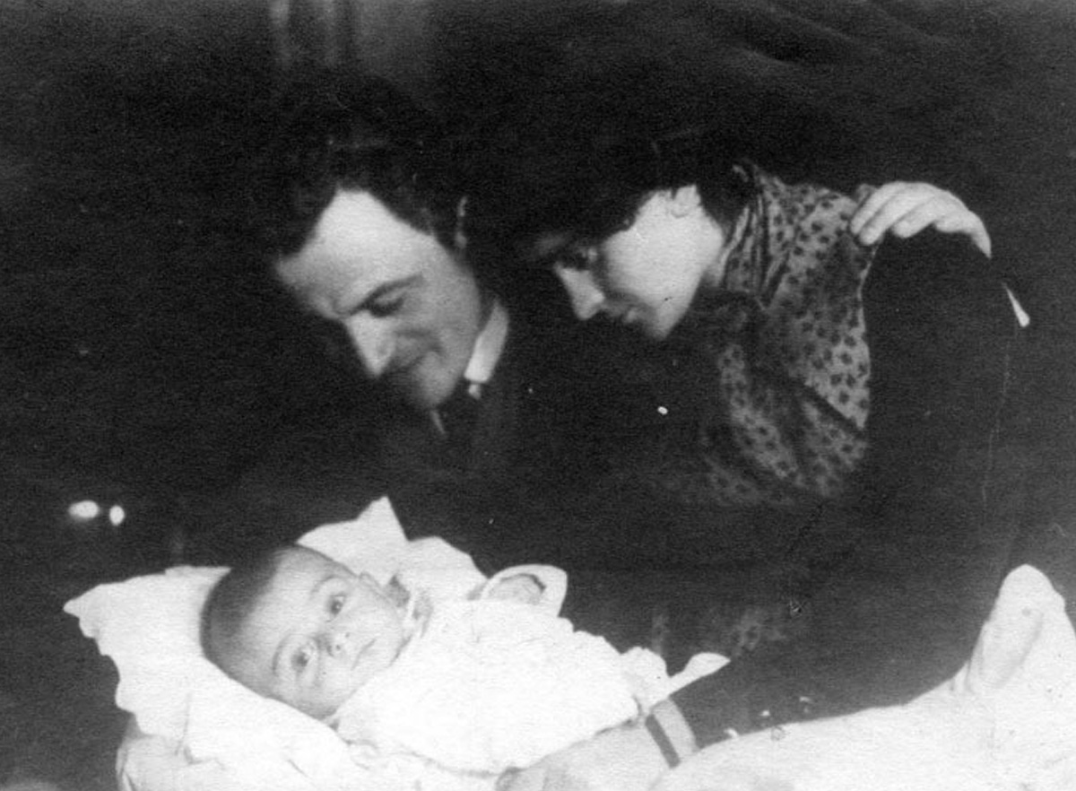 ד"ר עמנואל רינגלבלום עם אישתו יהודית ובנם אורי 