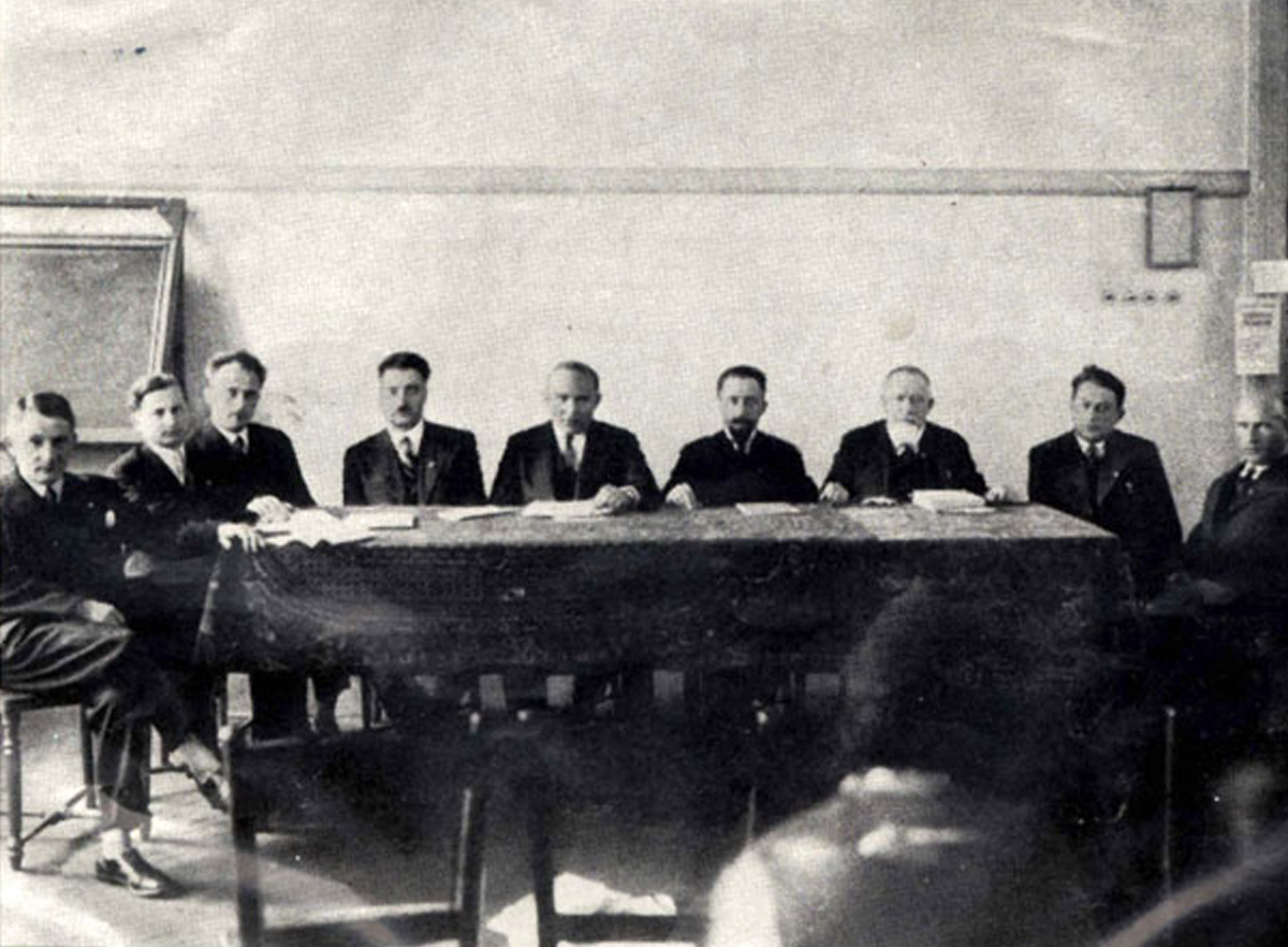 עמנואל רינגלבלום (שלישי משמאל) עם חברי הנהלת הקונגרס הבין־לאומי להיסטוריה, ורשה, 1933