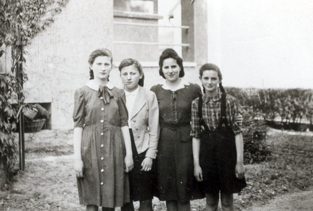 ליוויה קורלק (שניה מימין) ותלמידותיה. צ'ורנה, הונגריה, 1943