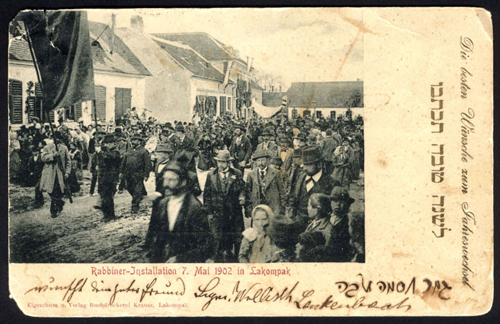 Une photographie de la parade organisée le 7 mai 1902 en l'honneur de Yehuda Kraus, nouveau rabbin de la ville de Lackenbach en Autriche, illustre cette carte du Nouvel An.