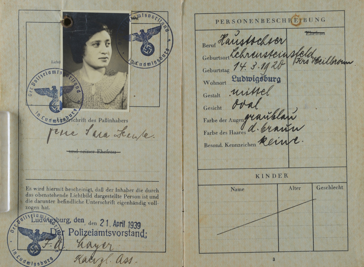 Seiten aus Flore Henles deutschem Pass, den sie bei der Einwanderung nach Eretz Israel (Britisches Mandatsgebiet Palästina) verwendete