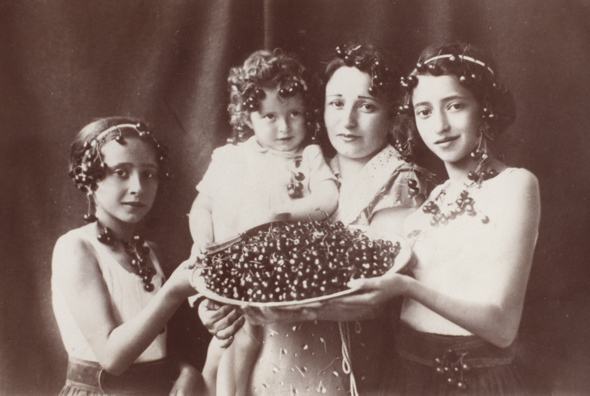 גולדה זורגר ובנותיה דוניה (מימין), סוניה הפעוטה ואסתר מקושטות בדובדבנים