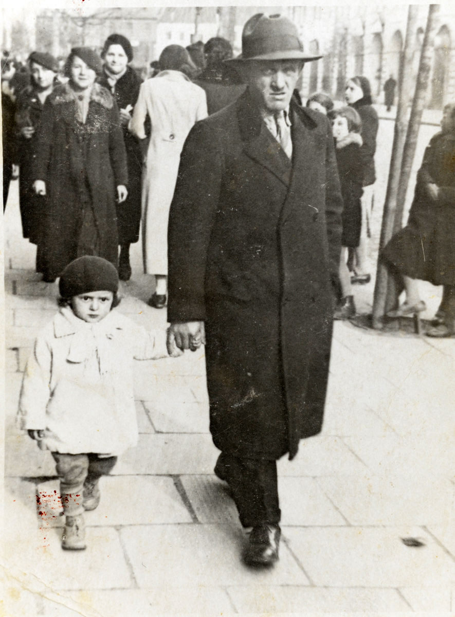 Efraim Aleksander and his little daughter. Radomsko, Poland, 1930s