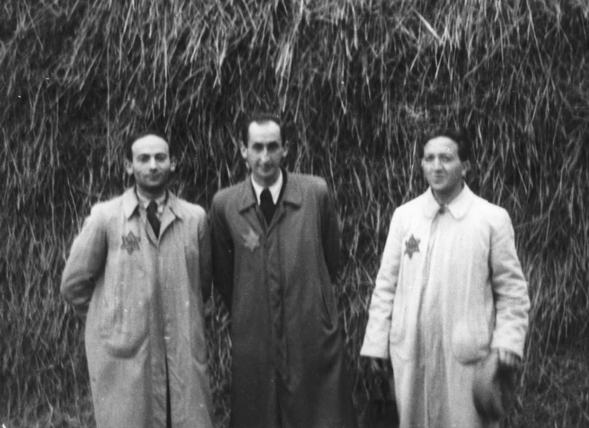 צלם גטו לודז', מנדל גרוסמן (מימין), ולצדו אהרון יעקבסון. גטו לודז'
