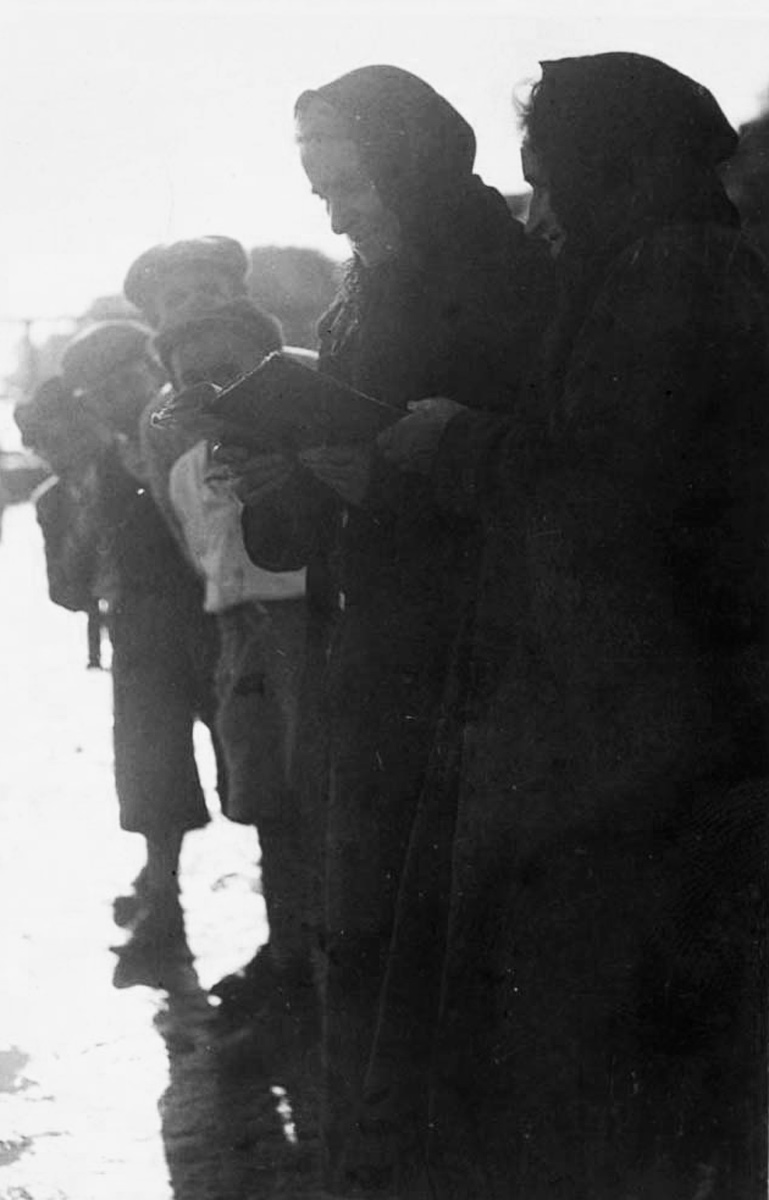 נשים וילדים במהלך טקס ה"תשליך" על גדות נהר הוויליה בינבה (Jonava) שבליטא, ראש השנה תרצ"ו (1935)