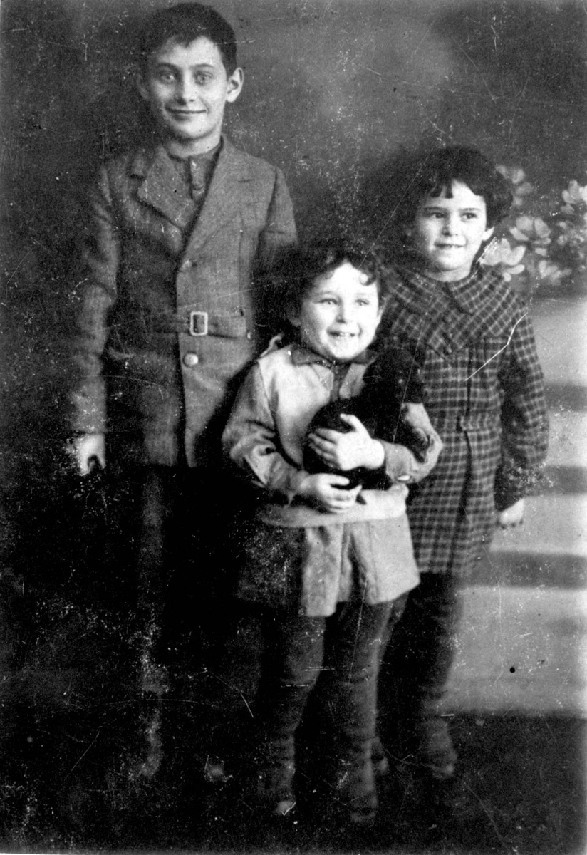 הילדים לבית וילהלם: מנחם, ג'יוניה ואסתר הפעוטה. רדומסקו, פולין