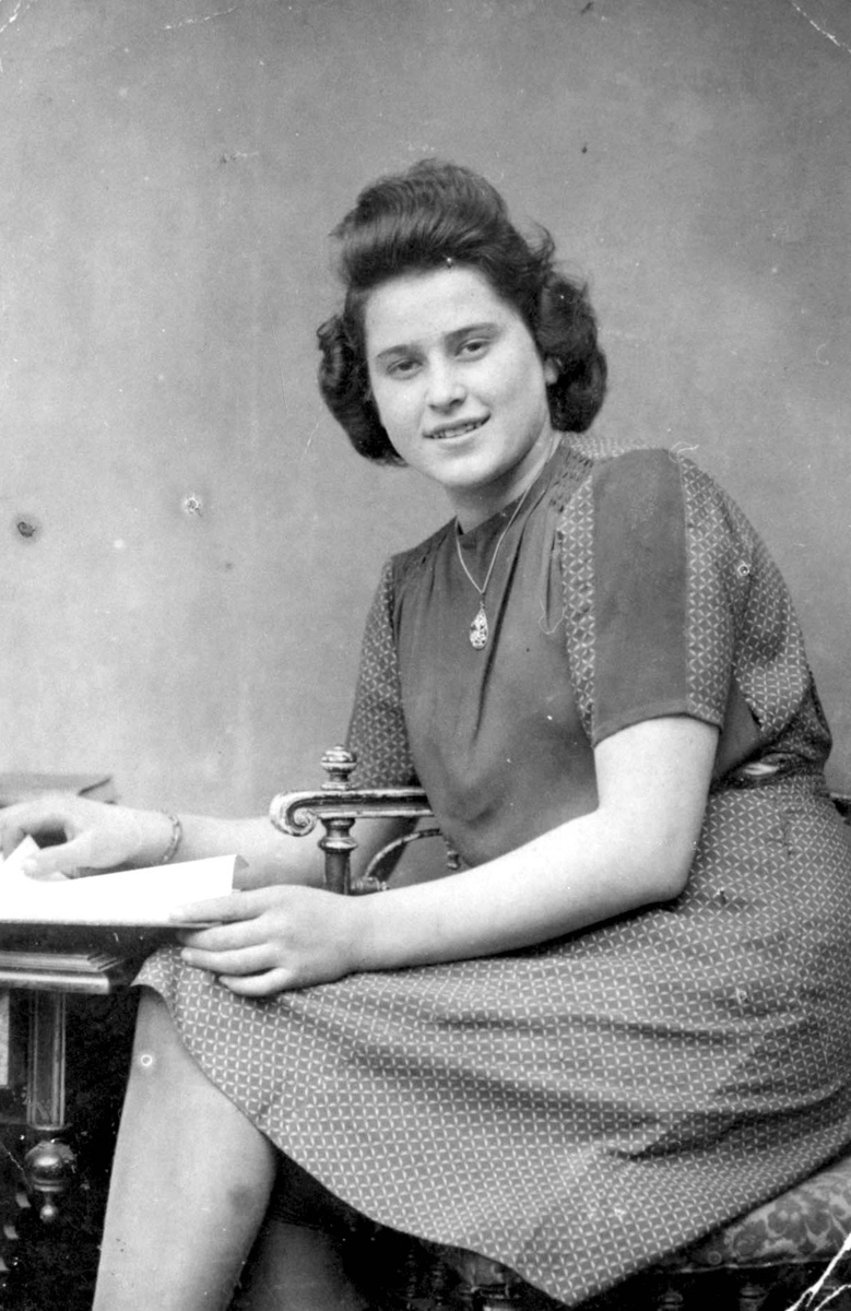 ג'יוניה וילהלם (לימים חנה אש) בזמן שהותה בזהות בדויה בשם ידוויגה קוז'ירובסקה. וינה, 1944