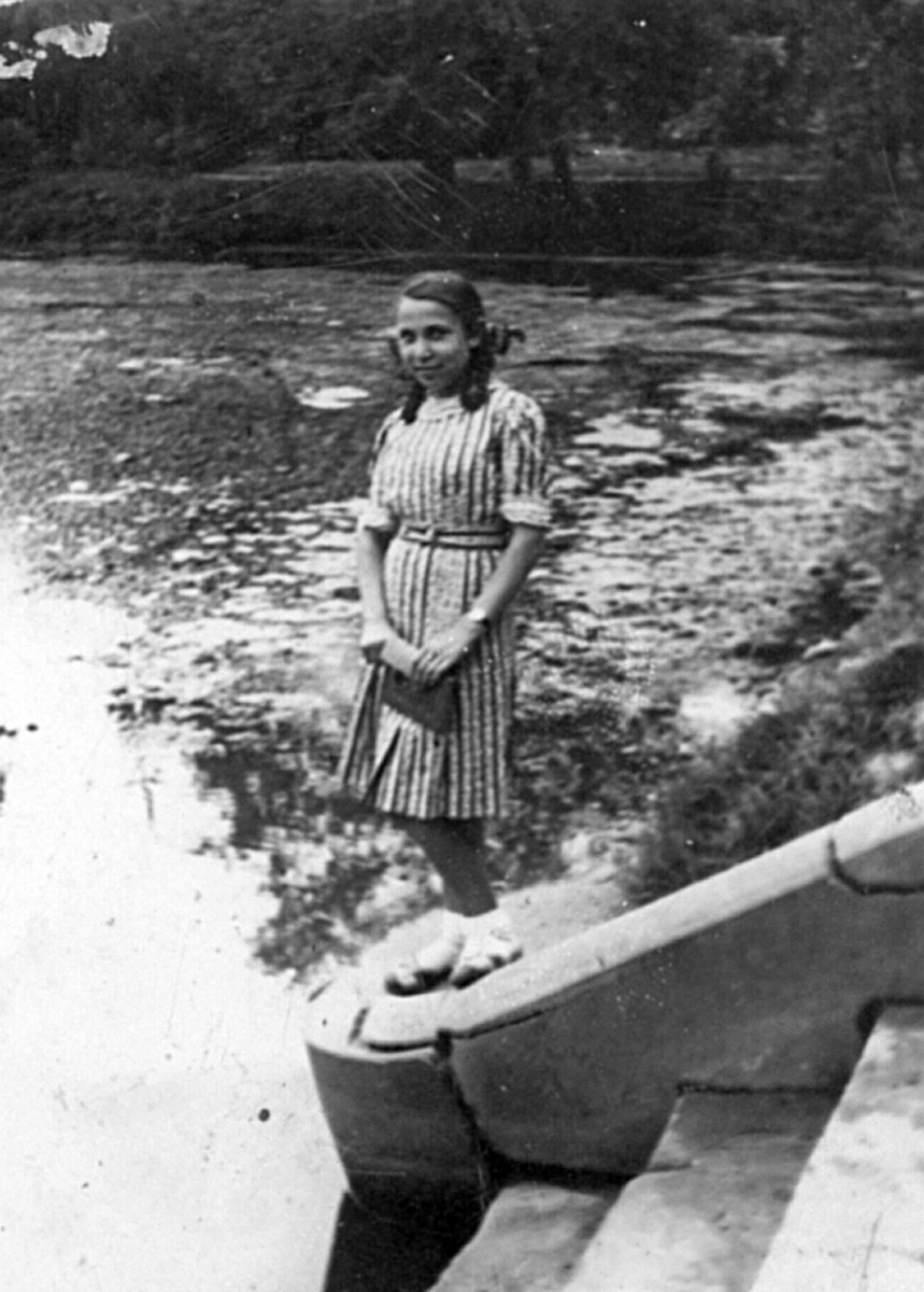 Henia Lubliner près de sa maison, à Siedlce, avant la guerre