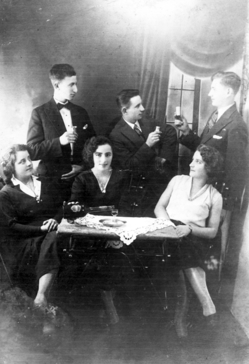 Henia Lubliner (from right) with friends at a coffee shop, Poland, prewar