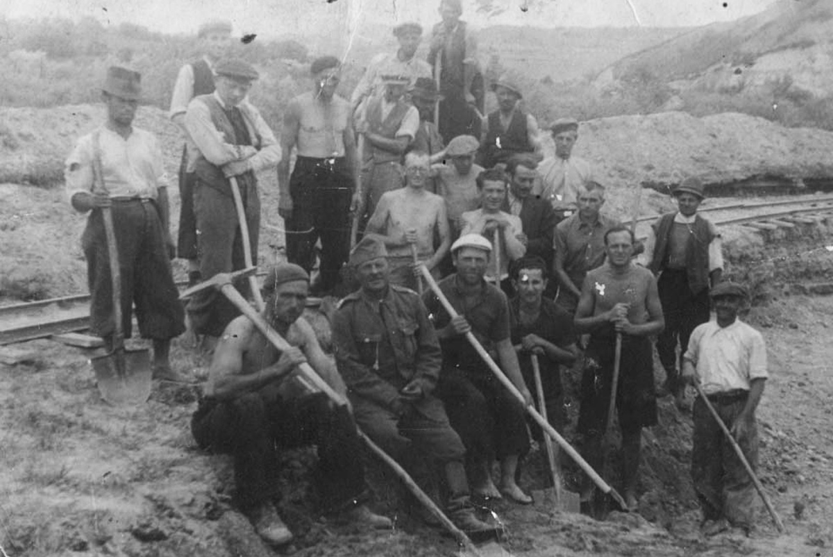 Trabajadores forzados en el campo de Doaga, incluidos Alexander Herstik y su tío, Efraim Wechsler