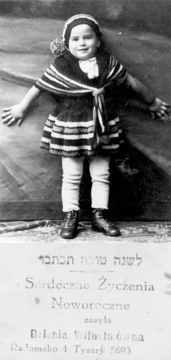 אגרת ברכה לשנה טובה עם תצלום דיוקנה של הפעוטה ג'יוניה (Dziunia) וילהלם (לימים חנה אש), שנשלחה לארץ ישראל ב-1932 מרדומסקו, פולין, אל דוד קראוזה, דודה של ג'יוניה, אחי אמה