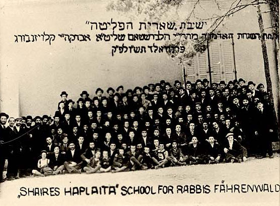 El Rebbe de Klausenberg, rabí Yekutiel  Yehuda Halberstam junto a profesores y estudiantes de la Yeshivá “Sheerit Hapleitá” en el campo de personas desplazadas de Fährenwald