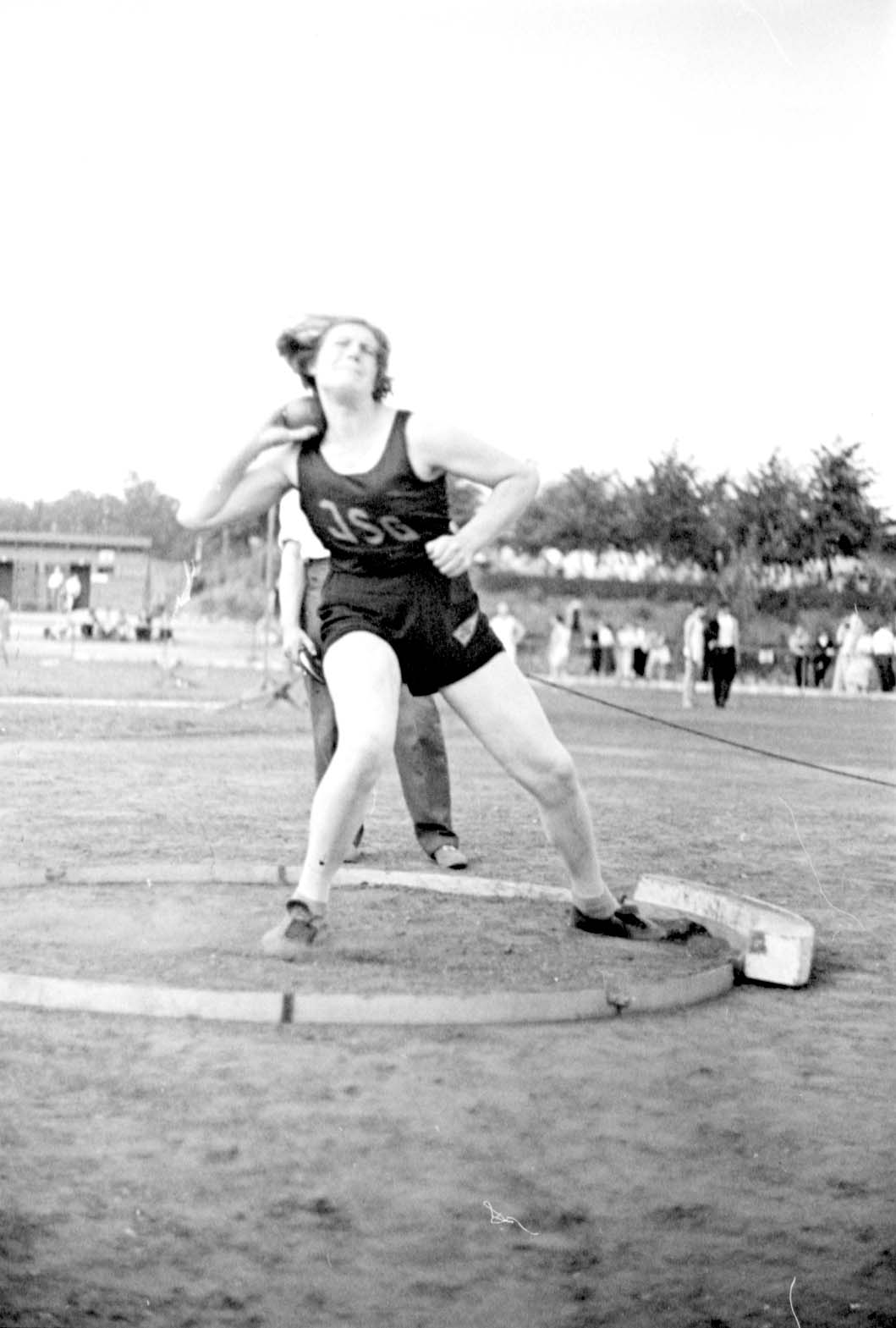 Berlín, Alemania, 4.7.1937, Ingeborg Mello, campeona de la competencia de lanzamiento de bala en un torneo deportivo judío
