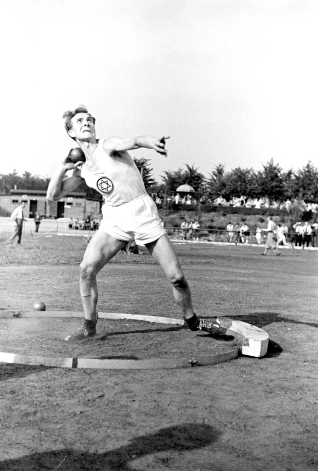 Берлин, Германия, 04/07/1937. Соревнования по толканию ядра среди мужчин