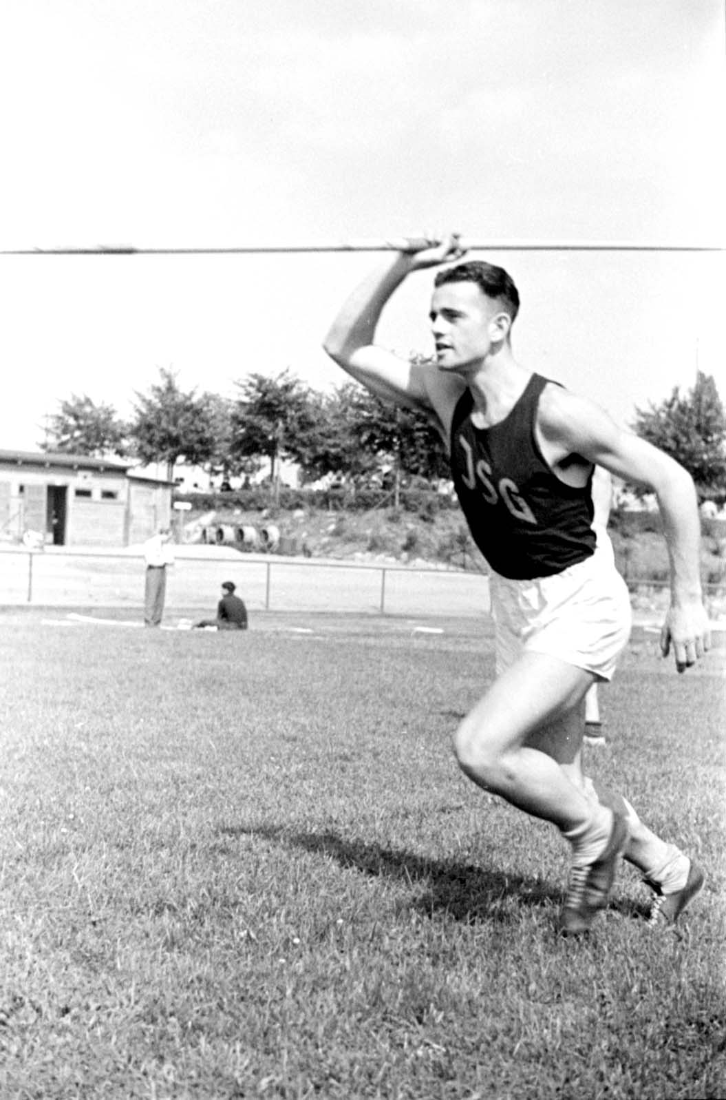 Berlín, Alemania, 4.7.1937. Klaus Pfoertner, vencedor de la competición de lanzamiento de jabalina en un torneo deportivo judío