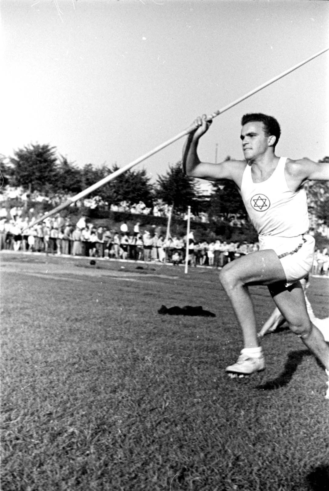 Берлин, Германия, август 1937. Состязания по метанию копья на соревнованиях «Маккаби» по легкой атлетике