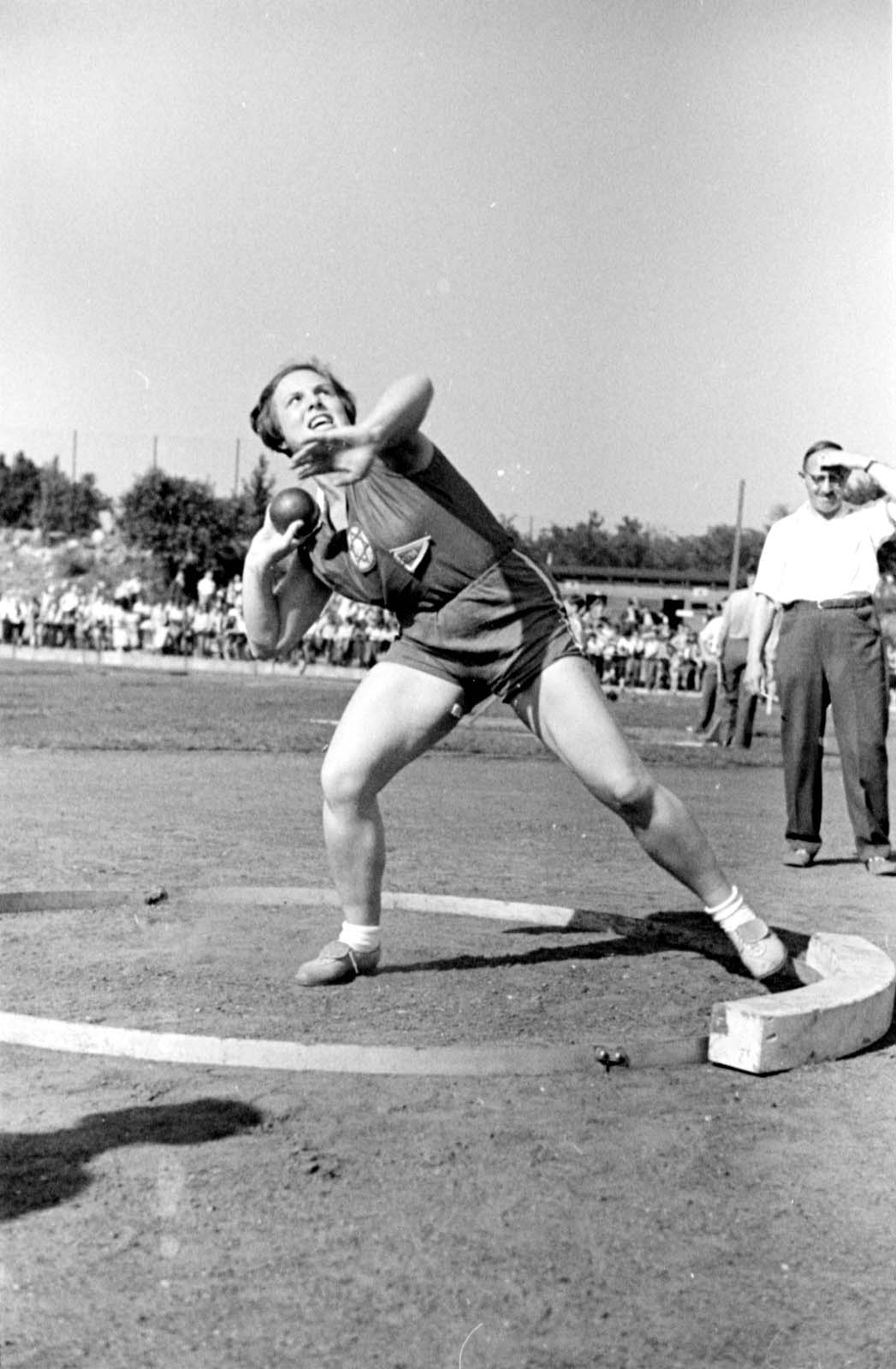 ברלין, גרמניה, 1937, סלמה שולמן (Selma Schulmann) בתחרות הדיפת כדור ברזל במסגרת תחרויות הספורט הבינלאומיות של אגודת בר כוכבא, בהשתתפות הכח וינה. התחרויות התקיימו במגרש גרונוואלד (Grunewald) וכללו כדורגל, כדורעף והוקי