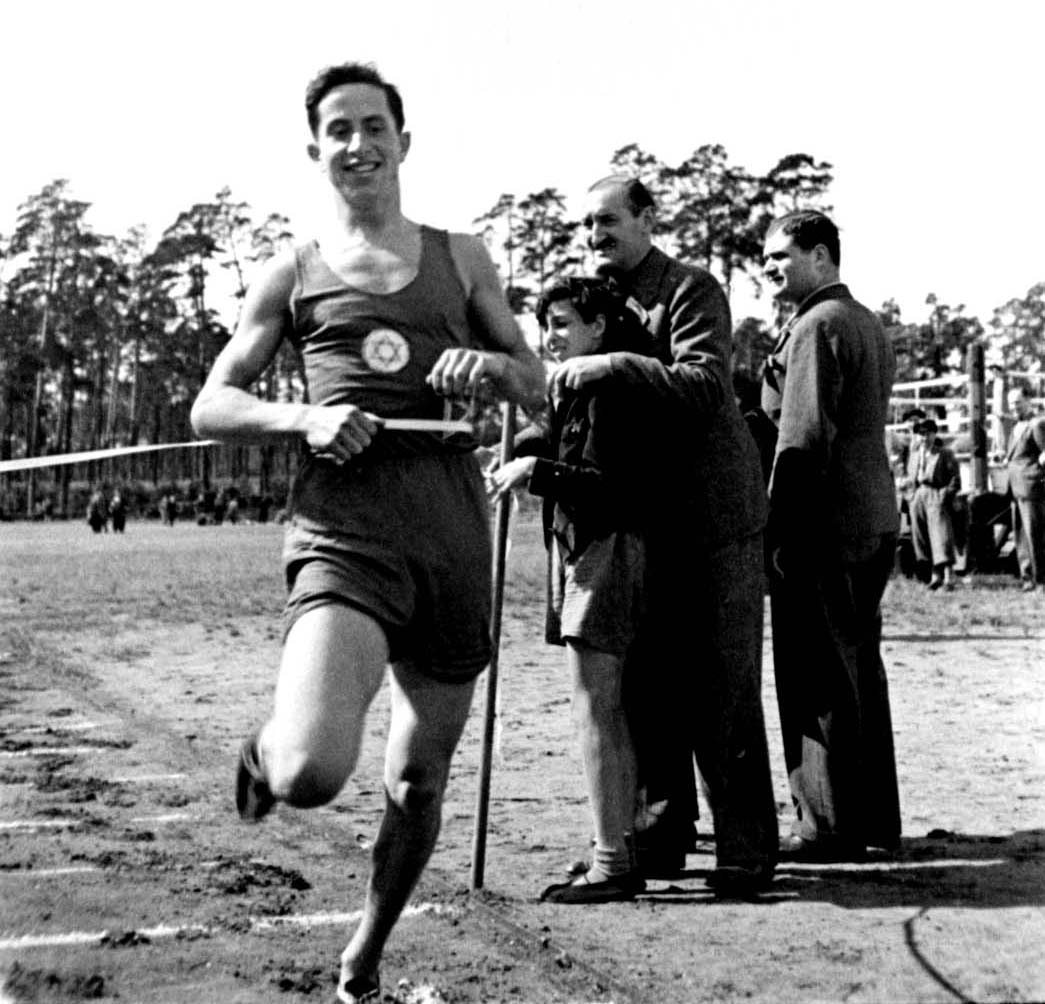 Berlín, Alemania, 1935. Franz Orgler, un atleta de campo y pista durante la Jornada Deportiva Internacional de Macabi Berlín