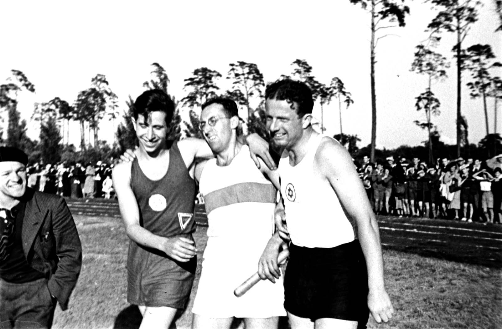 ברלין, גרמניה, 16 ביוני 1935, פרנקנשטיין (Frankenstein), דרייר (Dreyer) ואורגלר (Orgler), אתלטים בענפי ספורט המסלול והשדה ביום הספורט הבינלאומי של מכבי ברלין
